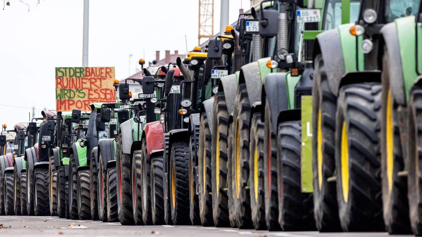 Traktordemo (Archivbild): Anlass für die Kundgebung waren Aussagen zwei Prominenter, die die Landwirte nicht auf sich sitzen lassen wollten.