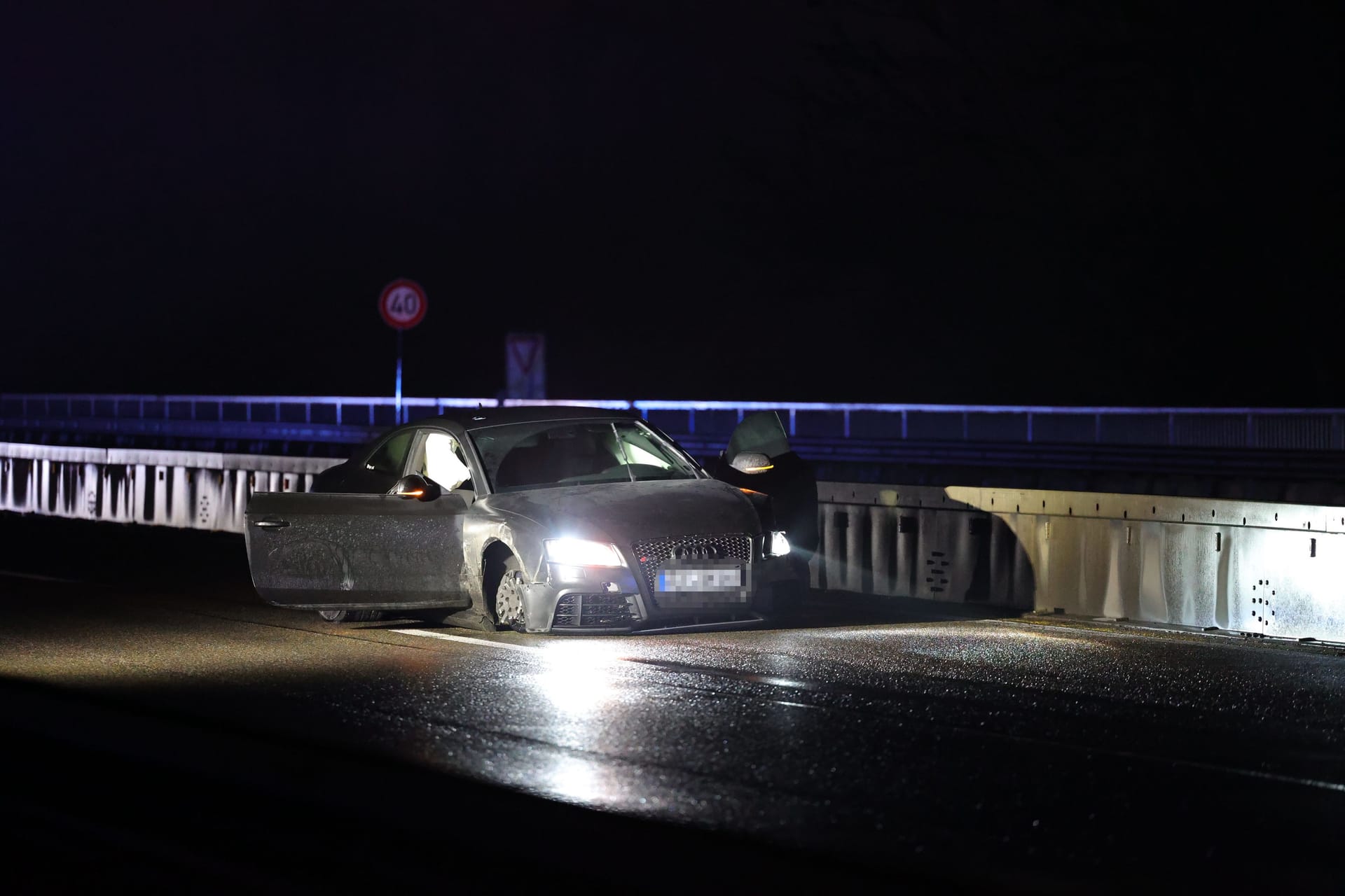 Die Autobahn wurde wegen des Polizeieinsatzes zwischen Mainz-Gonsenheim und Wiesbaden-Äppelallee in beiden Richtungen gesperrt.