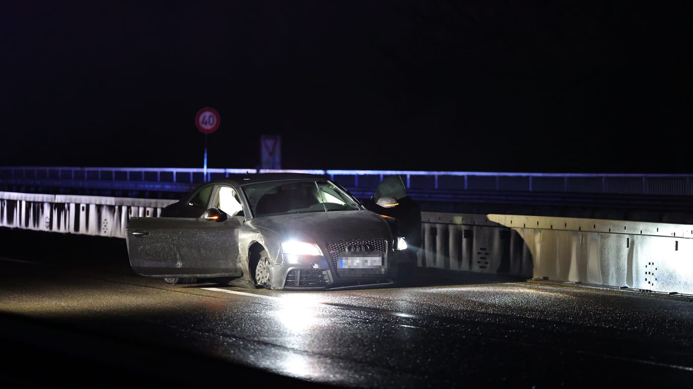 Die Autobahn wurde wegen des Polizeieinsatzes zwischen Mainz-Gonsenheim und Wiesbaden-Äppelallee in beiden Richtungen gesperrt.