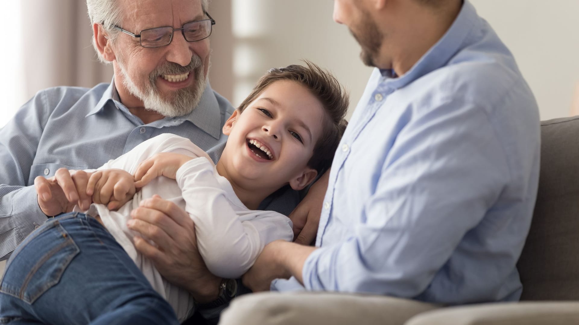 Pflichtteil beim Erbe der Enkel: Verzichten Kinder auf das Erbe, geht dieses an die Enkel.