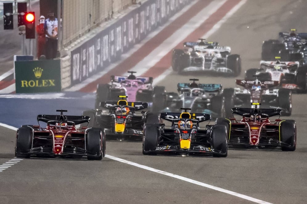 Szene beim Start zum Großen Preis von Bahrain 2022: Auch 2023 ist das Rennen in Sakhir das erste der Saison.