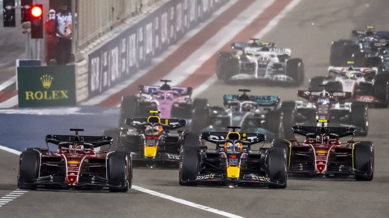Szene beim Start zum Großen Preis von Bahrain 2022: Auch 2023 ist das Rennen in Sakhir das erste der Saison.