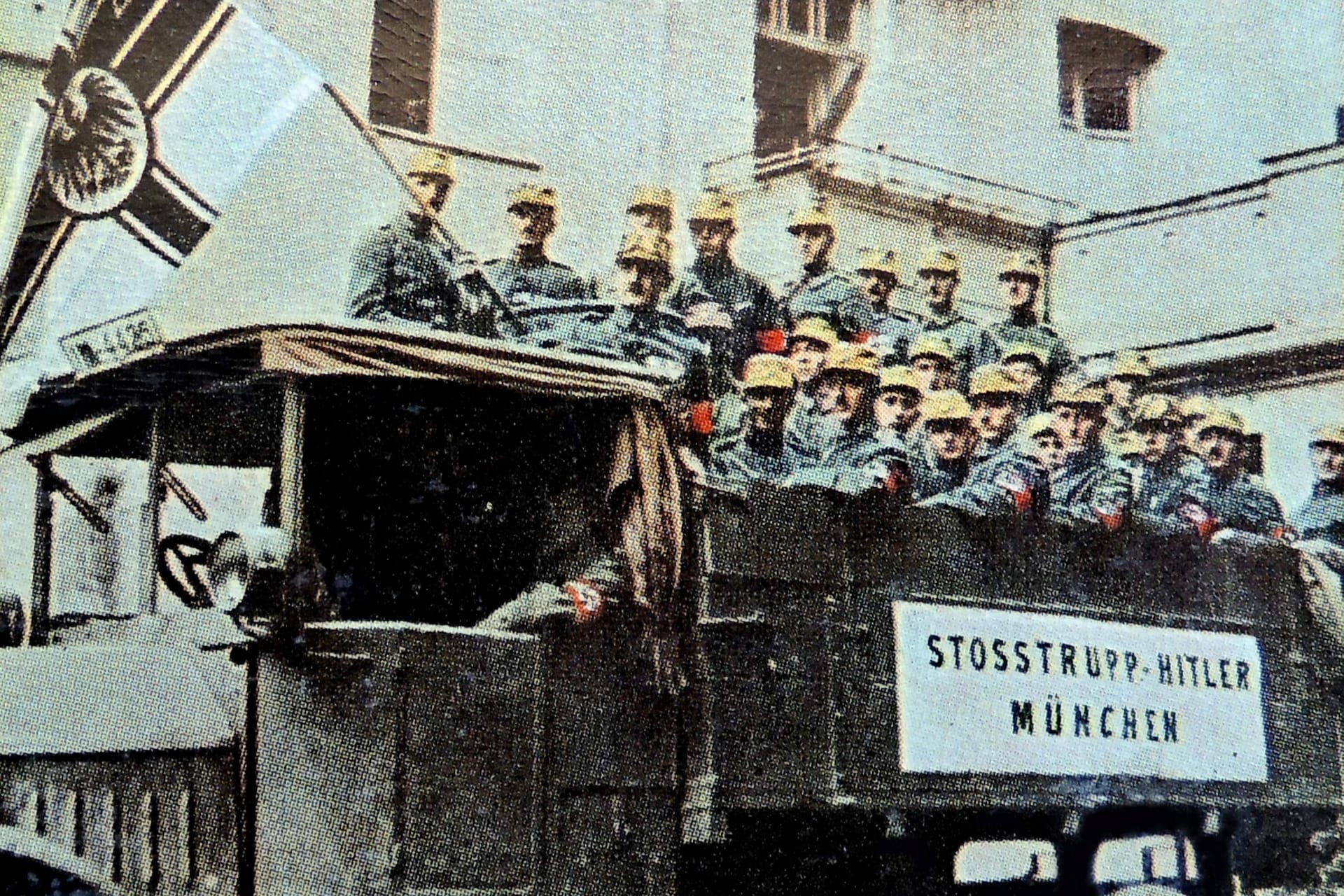 Hitler-Schergen 1923 in München (koloriertes Foto).