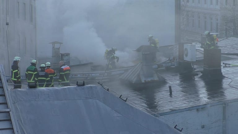 Einsatzkräfte auf dem Dach des Schmidts Tivoli: Die Brandursache ist noch unklar.