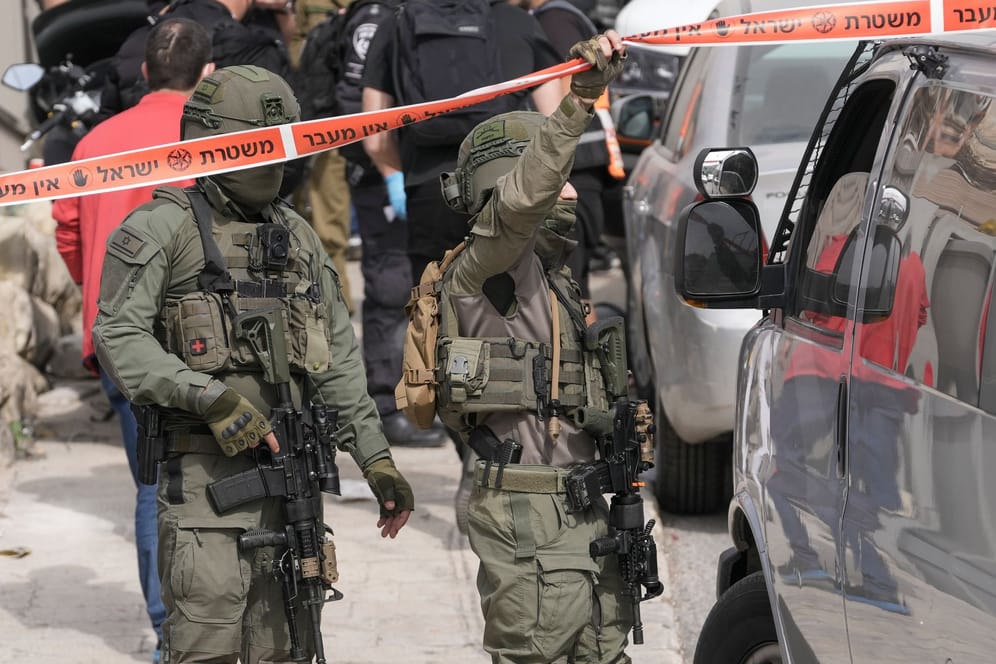 Israelische Soldaten am Samstag in der Nähe des Tatorts: Ein 13-Jähriger hat laut Polizei in Ost-Jerusalem auf Anwohner geschossen.