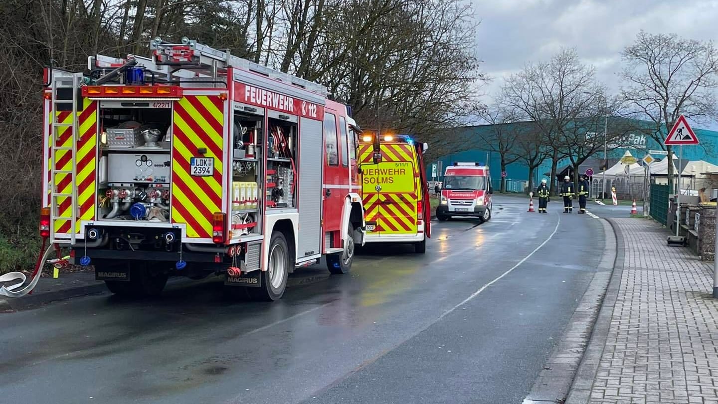 Nach einem Felssturz sichert die Freiwillige Feuerwehr Solms die Gefahrenstelle.