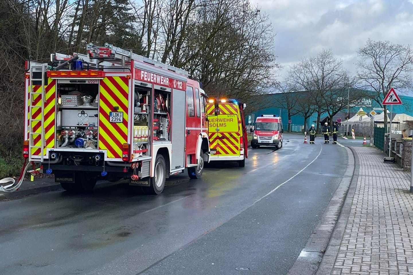 Nach einem Felssturz sichert die Freiwillige Feuerwehr Solms die Gefahrenstelle.