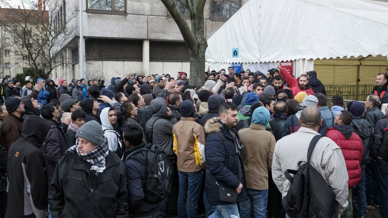 Asylbewerber standen 2016 tagelang vor dem Berliner Lageso, um sich zu registrieren: Gerade in der Zusammenarbeit der Behörden klappt es in Deutschland heute deutlich reibungsloser.