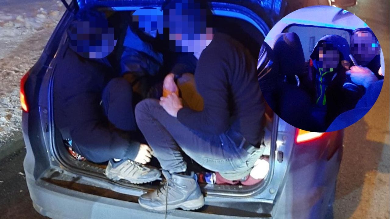 Die Beamten fanden im Ford insgesamt 11 Personen aus der Türkei und aus Afghanistan vor. Die Beamten fanden im Ford insgesamt 11 Personen aus der Türkei und aus Afghanistan vor.