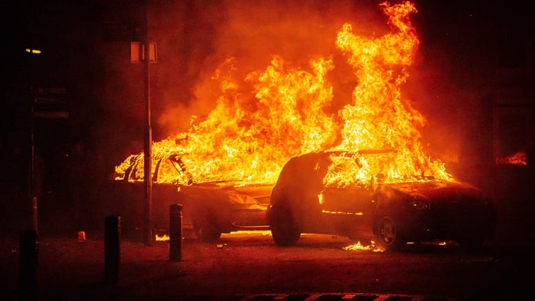 Autos brennen (Symbolfoto): Die Polizei sucht einen Mann, der offenbar vom Tatort wegrannte.