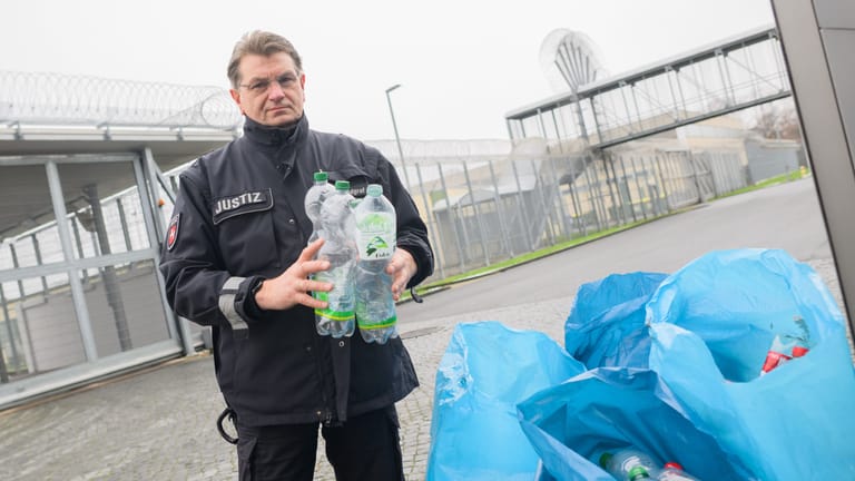 Peter Landgraf, Sprecher der JVA Hannover mit gesammelten Pfandflaschen: Häftlinge sammeln Pfandflaschen für den guten Zweck.