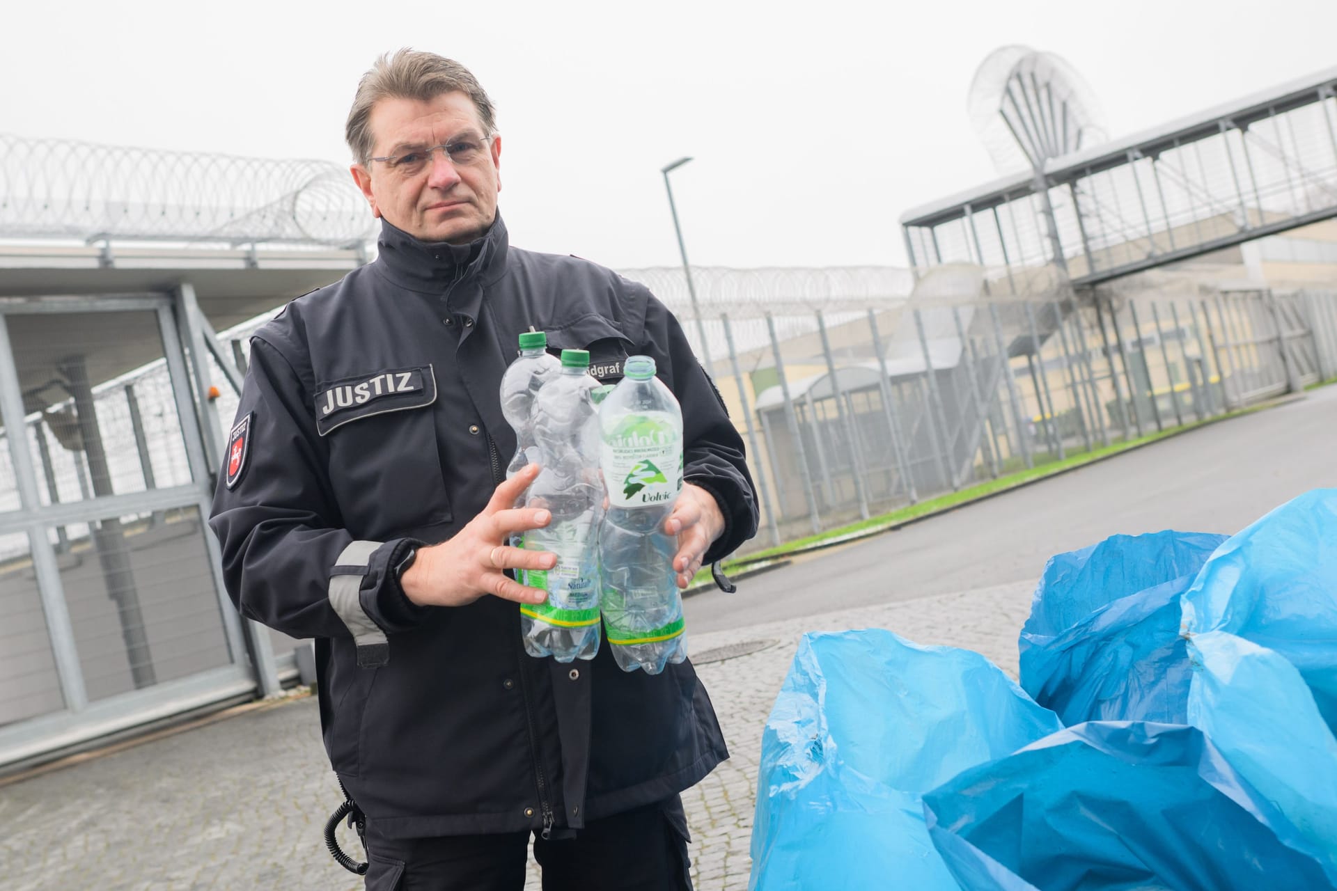 Peter Landgraf, Sprecher der JVA Hannover mit gesammelten Pfandflaschen: Häftlinge sammeln Pfandflaschen für den guten Zweck.