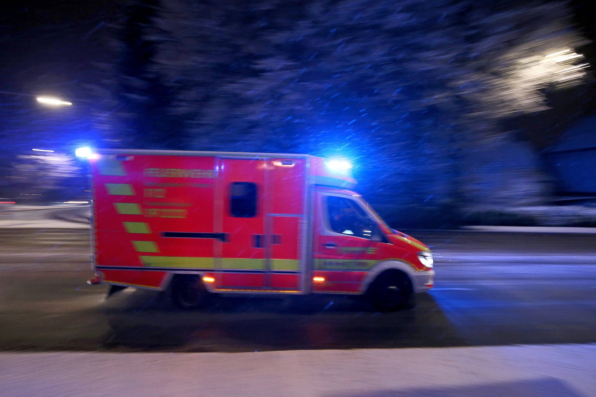 Ein Einsatzfahrzeug des Rettungsdienstes (Symbolbild): Eine junge Frau erlag nach einem schweren Verkehrsunfall ihren Verletzungen.