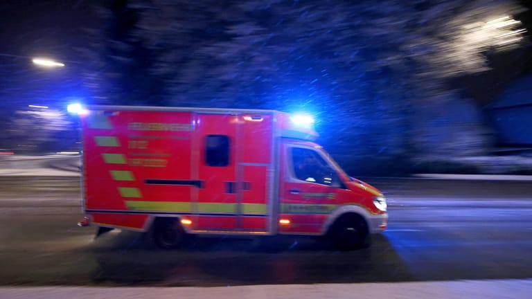 Ein Einsatzfahrzeug des Rettungsdienstes (Symbolbild): Eine junge Frau erlag nach einem schweren Verkehrsunfall ihren Verletzungen.