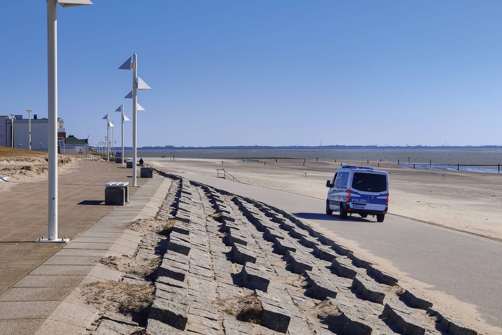 Ein Polizeiwagen auf Einsatzfahrt am Strand von Norderney (Archivfoto): Noch sind Fragen zum Hergang des Todes offen.