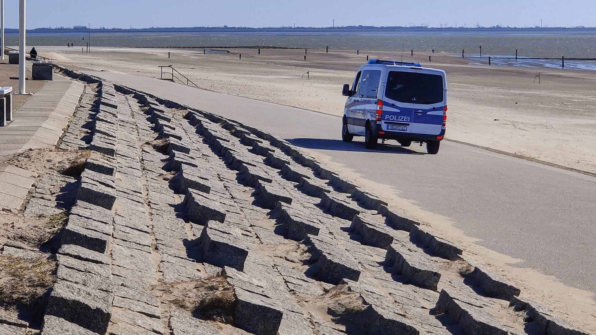 Ein Polizeiwagen auf Einsatzfahrt am Strand von Norderney (Archivfoto): Noch sind Fragen zum Hergang des Todes offen.