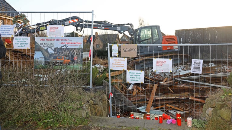 Blick auf das Grundstück in List, auf dem noch immer der Abrissbagger steht: Der Alte Gasthof war trotz fehlender Genehmigung abgerissen worden.
