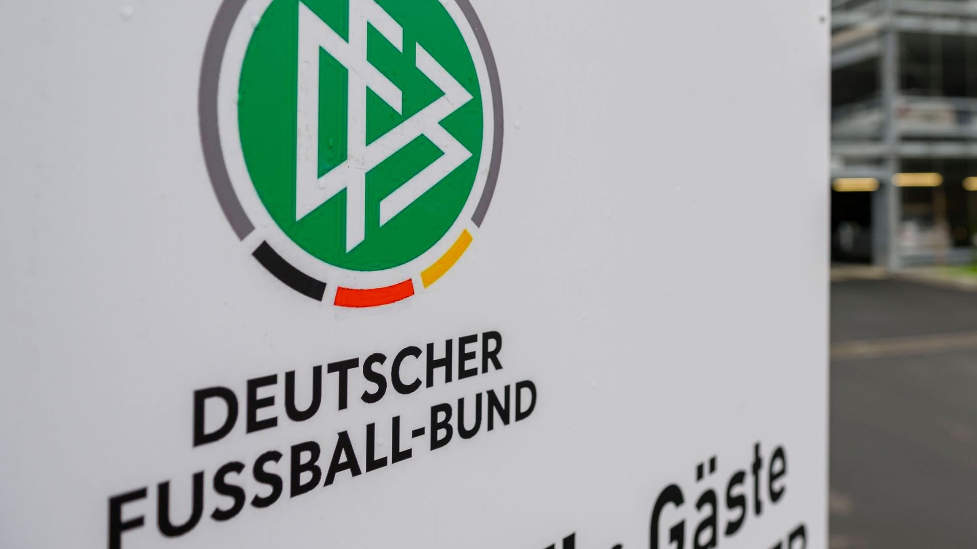 DFB: Laut der "Süddeutschen Zeitung" ermittelt die Staatsanwaltschaft gegen den Verband. DFB: Laut der "Süddeutschen Zeitung" ermittelt die Staatsanwaltschaft gegen den Verband.