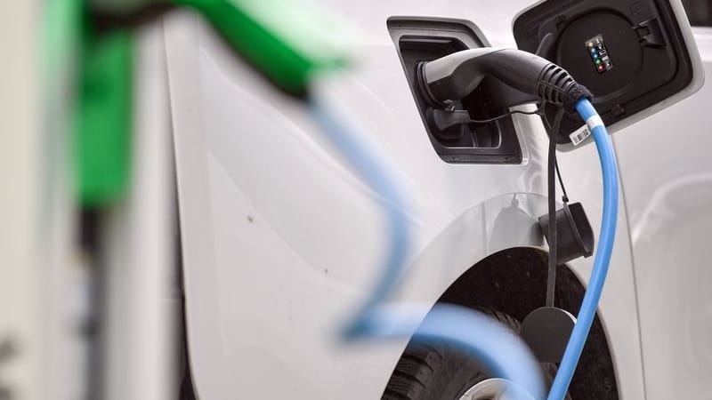 Tanken beim E-Auto: Häufiges Schnellladen kann dem Akku schaden.