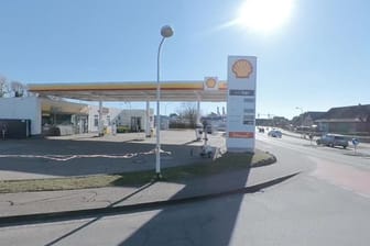 Die Shell-Tankstelle in Westerland (Archivbild): Das Dach wurde von Sturmtief "Egbert" davon geweht.