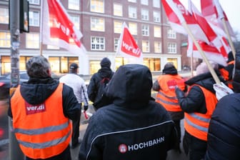Verdi-Mitgliedern der Hamburger Hochbahn stehen bei einer Kundgebung vor dem Hochbahnhaus in der Steinstraße (Archivbild): Am Mittwoch soll ein 24-stündiger Warnstreik beginnen.