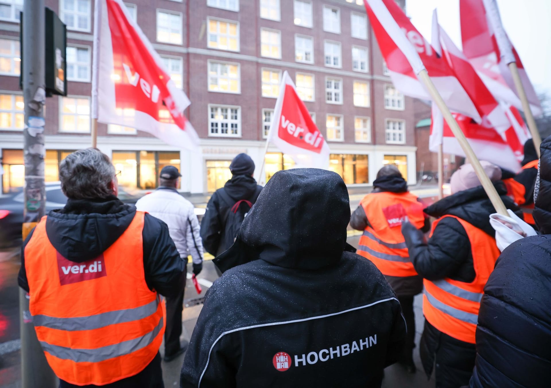 Verdi-Mitgliedern der Hamburger Hochbahn stehen bei einer Kundgebung vor dem Hochbahnhaus in der Steinstraße (Archivbild): Am Mittwoch soll ein 24-stündiger Warnstreik beginnen.