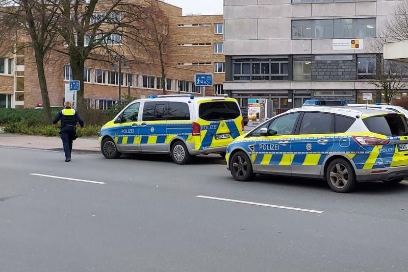 10.01.2023, Nordrhein-Westfalen, Ibbenbüren: Polizeiautos stehen bei einem Polizeieinsatz in Ibbenbüren. Ein 17-jähriger Schüler soll im münsterländischen Ibbenbüren seine Lehrerin umgebracht haben. Der Jugendliche habe nach der Tat selbst den Notruf gewählt und sich widerstandslos festnehmen lassen, sagte ein Sprecher der Staatsanwaltschaft in Münster am Dienstagabend. Die Tat habe sich an einem Berufskolleg ereignet. Foto: -/NWM-TV/dpa +++ dpa-Bildfunk +++