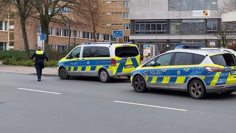 10.01.2023, Nordrhein-Westfalen, Ibbenbüren: Polizeiautos stehen bei einem Polizeieinsatz in Ibbenbüren. Ein 17-jähriger Schüler soll im münsterländischen Ibbenbüren seine Lehrerin umgebracht haben. Der Jugendliche habe nach der Tat selbst den Notruf gewählt und sich widerstandslos festnehmen lassen, sagte ein Sprecher der Staatsanwaltschaft in Münster am Dienstagabend. Die Tat habe sich an einem Berufskolleg ereignet. Foto: -/NWM-TV/dpa +++ dpa-Bildfunk +++