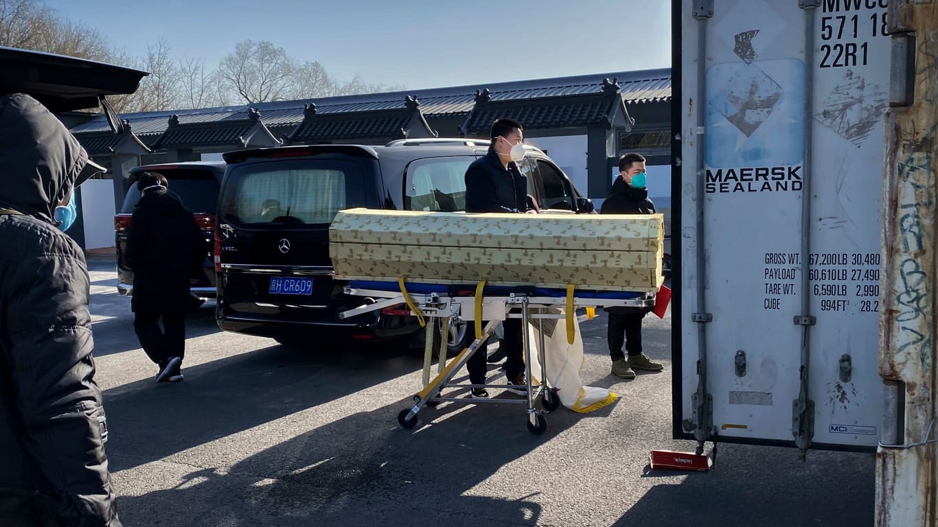 Krematorium in China: Staatsmedien berichten seit Wochen von langen Wartezeiten sowie Staus und Schlangen vor den Einäscherungsanstalten.