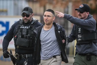 Die Festnahme von Solomon Peña in New Mexicos Hauptstadt Albuquerque: Der mutmaßliche Auftraggeber der Schussangriffe wird von SEK-Polizisten abgeführt.