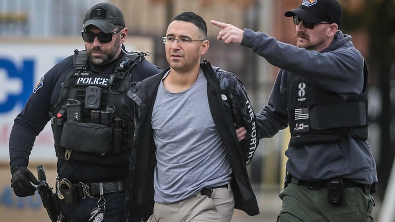 Die Festnahme von Solomon Peña in New Mexicos Hauptstadt Albuquerque: Der mutmaßliche Auftraggeber der Schussangriffe wird von SEK-Polizisten abgeführt.