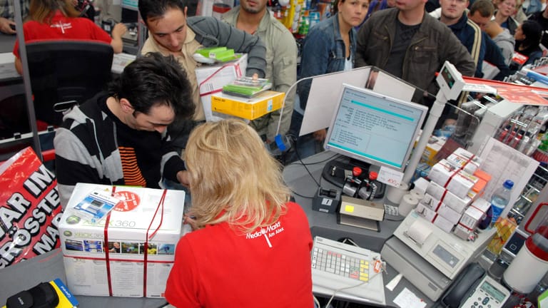 Kunden stehen im MediaMarkt an der Kasse Schlange: Auch bei der Technikkette wird noch gerne bar bezahlt