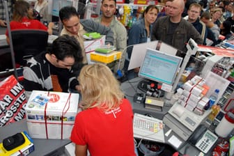 Kunden stehen im MediaMarkt an der Kasse Schlange: Auch bei der Technikkette wird noch gerne bar bezahlt
