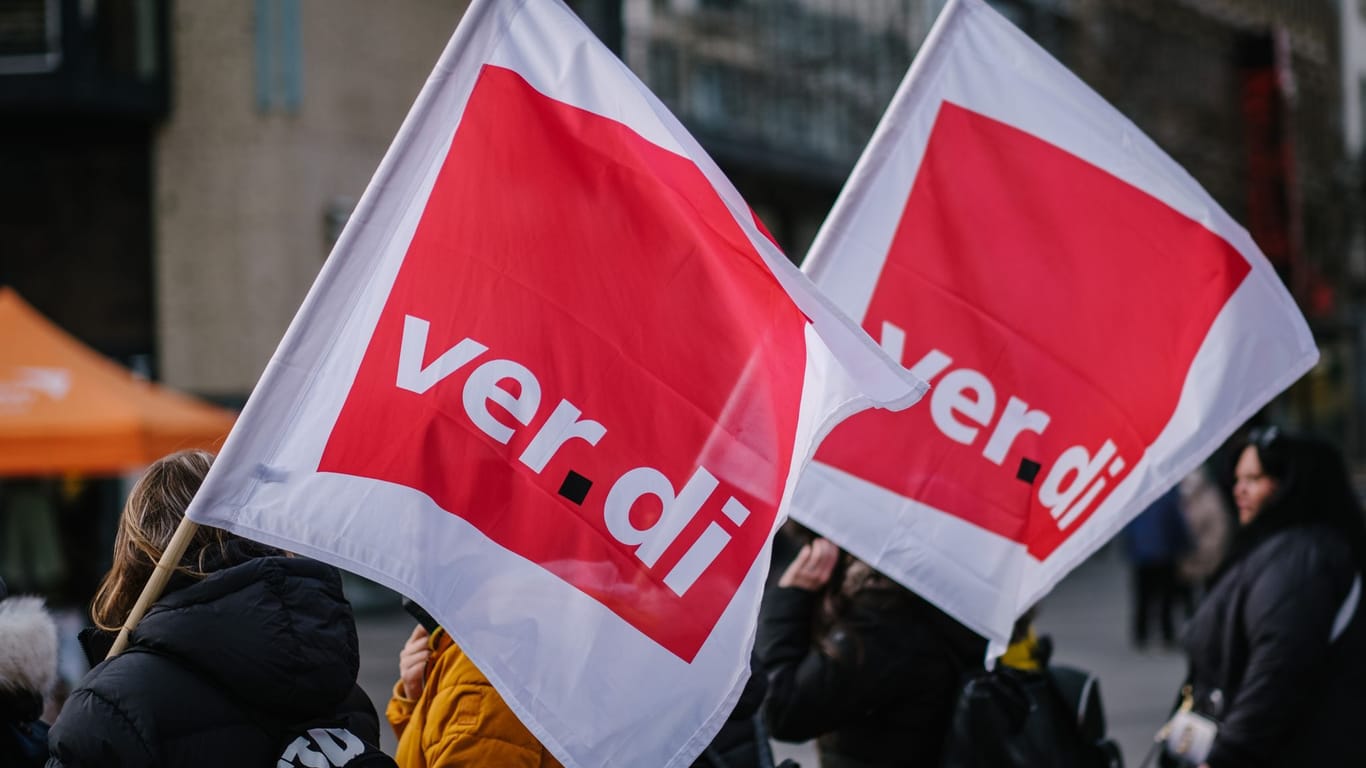 Verdi-Fahnen während einer Demonstration: Die Gewerkschaft fordert mehr Lohn für Mitarbeiter der Hamburger Hochbahn.