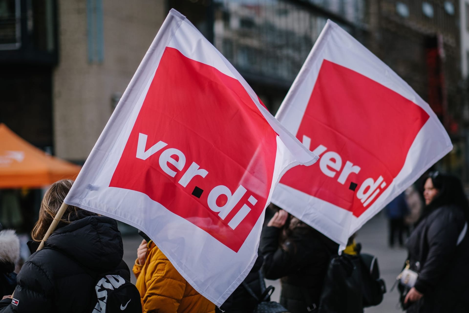 Verdi-Fahnen während einer Demonstration: Die Gewerkschaft fordert mehr Lohn für Mitarbeiter der Hamburger Hochbahn.