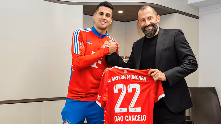 João Cancelo (l.) mit Sportvorstand Hasan Salihamidzic: Der Verteidiger kommt per Leihe von Manchester City.
