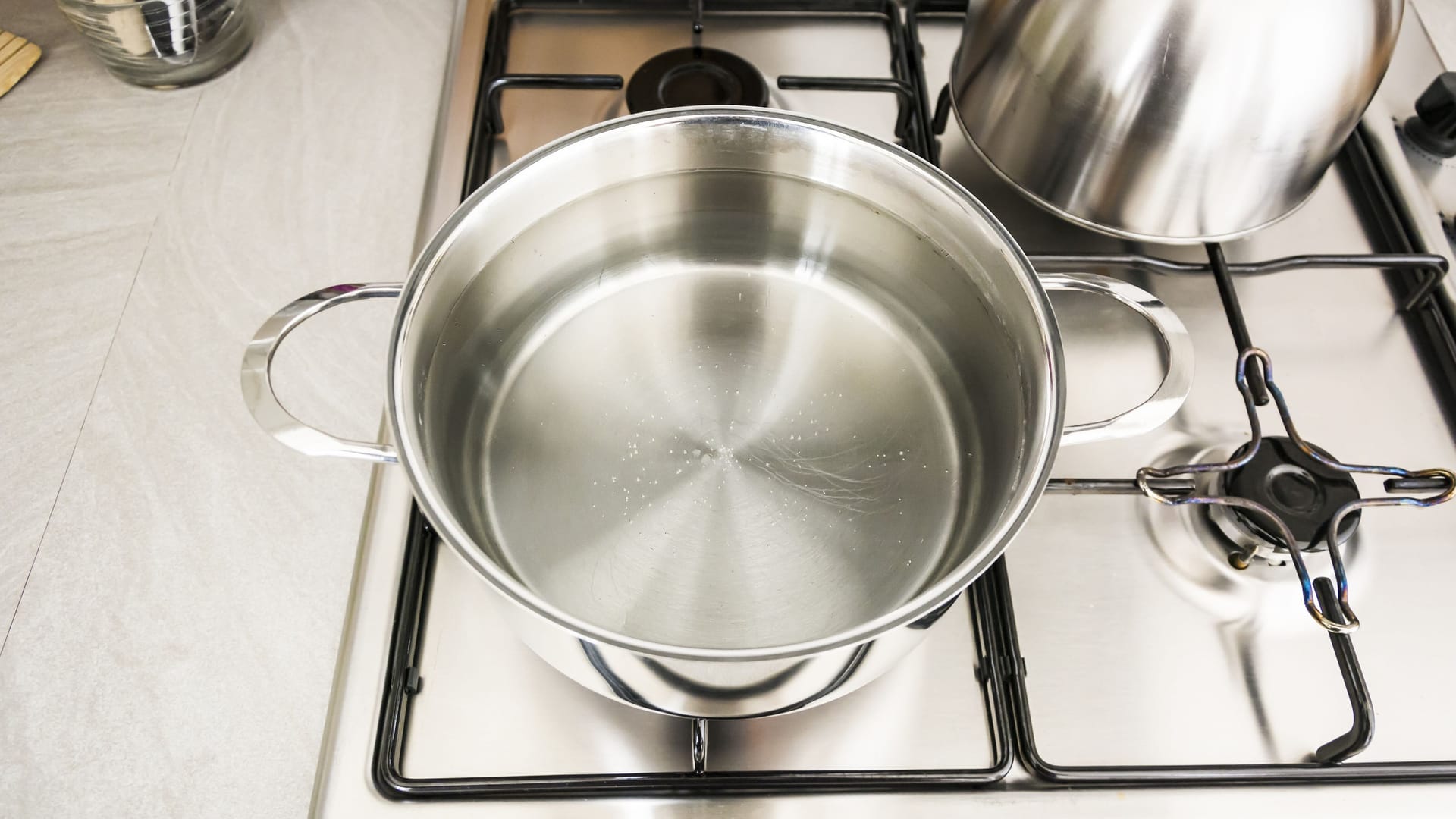 Für den Geschmack: Eine alte Regel besagt, dass Salz im Kochwasser für den Geschmack sorgt.