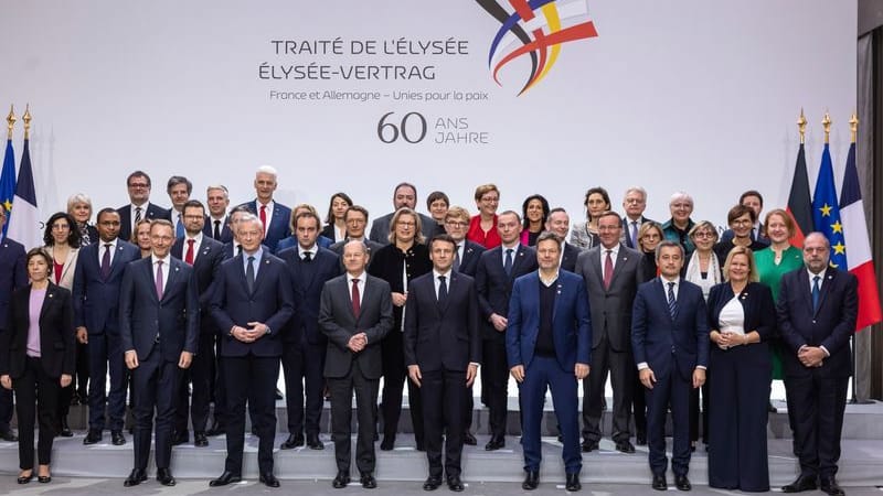 Treffen der deutschen und der französischen Regierung zum Festakt in Paris.