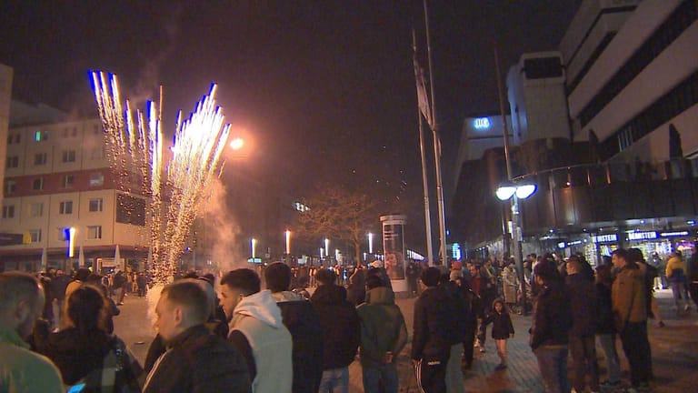 Feuerwerk auf der Kampstraße: Hunderte Menschen feierten hier ins neue Jahr.
