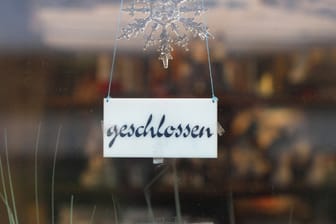 Ein Schild mit der Aufschrift "geschlossen" (Symbolbild): Die Schließung des Restaurants kommt unerwartet.