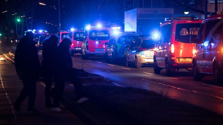 Einsatzfahrzeuge der Feuerwehr stehen unweit der Urbanstraße: Nach der eskalierten Silvesternacht fordern die Rettungskräfte Konsequenzen.
