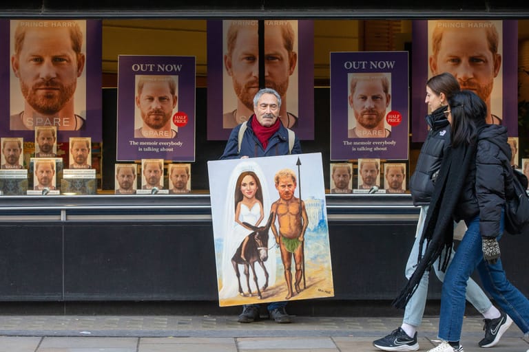 London: Der britische Künstler Kaya Mar posiert mit seinem neuesten Gemälde, das Prinz Harry als Don Quijote darstellt, vor einer Buchhandlung.