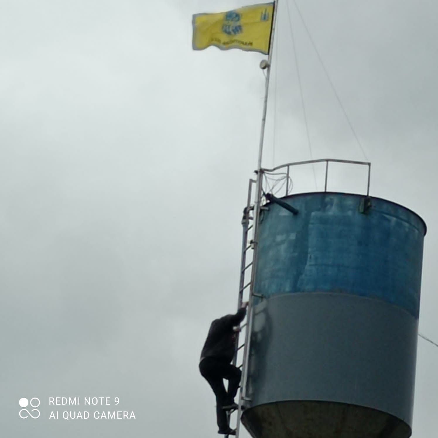 Am Tag nach der Befreiung hissten die Mitarbeiter auf dem Wasserturm eine Fahne zur Unterstützung der Ukraine: Vor dem Krieg war auch der Turm in ukrainischen Farben, auf Druck der Besatzer musste der gelbe Streifen blau übergemalt werden.