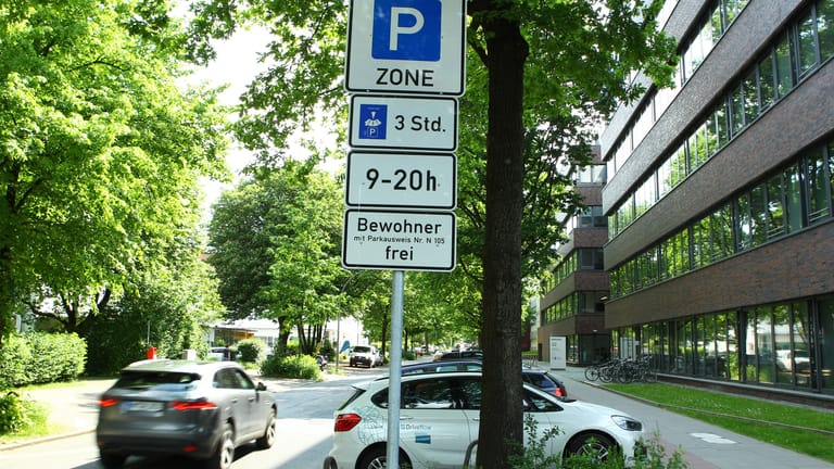 Ein Verkehrsschild weist auf eine Bewohnerparkzone hin: In solchen Straßen kann nur mit einem Parkausweis gebührenfrei geparkt werden.