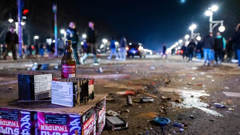 Abgebranntes Feuerwerk in Berlin: Nach den Ereignissen zur Silvesternacht gibt es mehr und mehr Forderungen nach einem Böllerverbot.