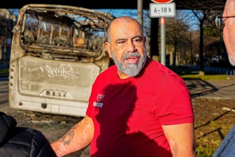 Der Busfahrer Inal Ercan (46) an der Neuköllner Sonnenallee. Er wurde in der Silvesternacht von seinem Vater geweckt, weil sein Bus brannte.
