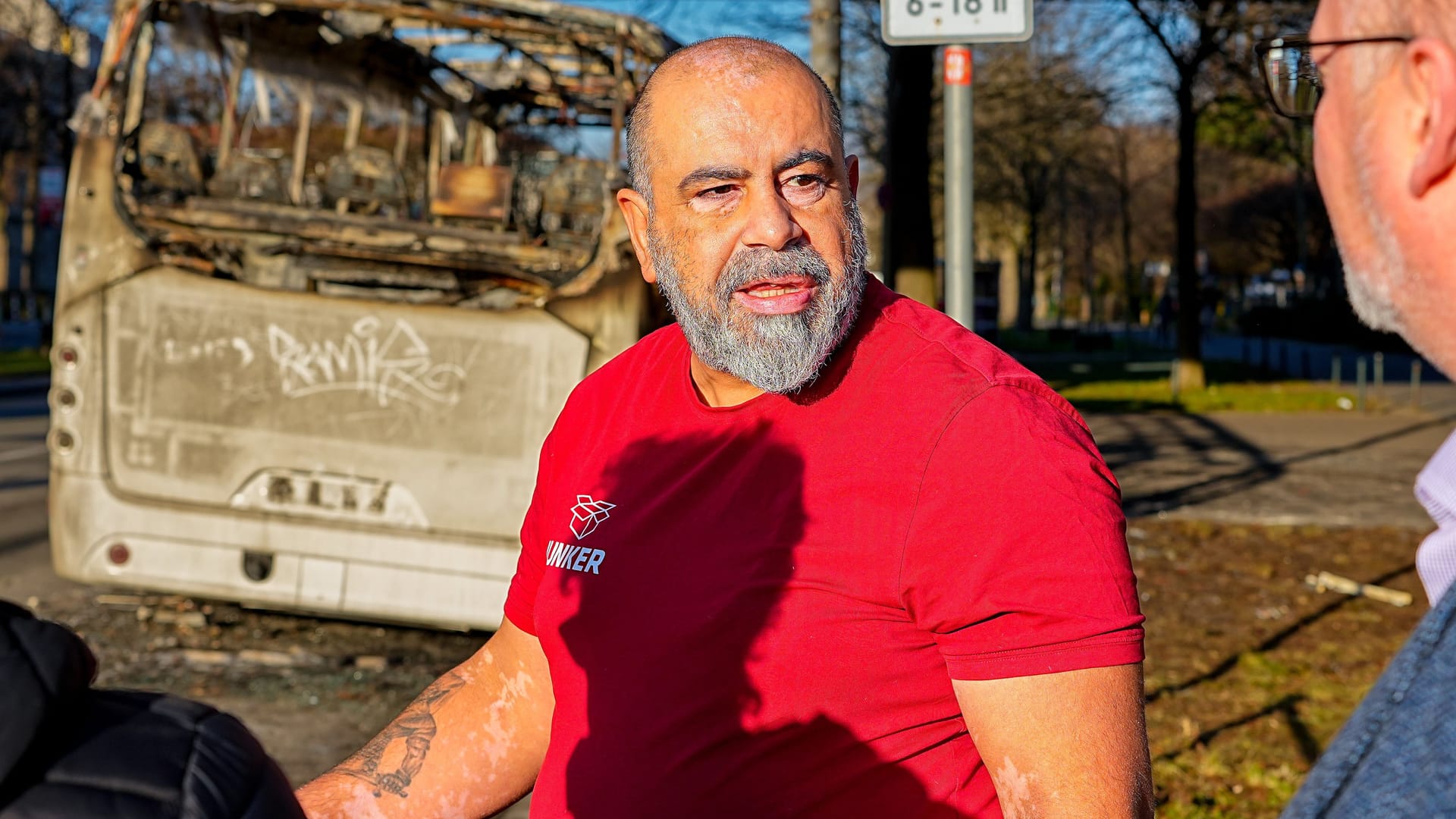 Der Busfahrer Inal Ercan (46) an der Neuköllner Sonnenallee. Er wurde in der Silvesternacht von seinem Vater geweckt, weil sein Bus brannte.