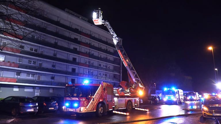 Ein Kran der Feuerwehr vor dem Mehrfamilienhaus: Anwohner, die oberhalb des vierten Stocks wohnen, konnten sich wegen des Rauchs nicht alleine in Sicherheit bringen.