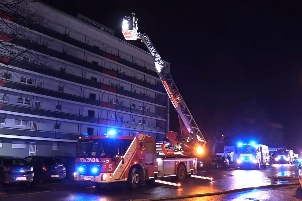 Ein Kran der Feuerwehr vor dem Mehrfamilienhaus: Anwohner, die oberhalb des vierten Stocks wohnen, konnten sich wegen des Rauchs nicht alleine in Sicherheit bringen.