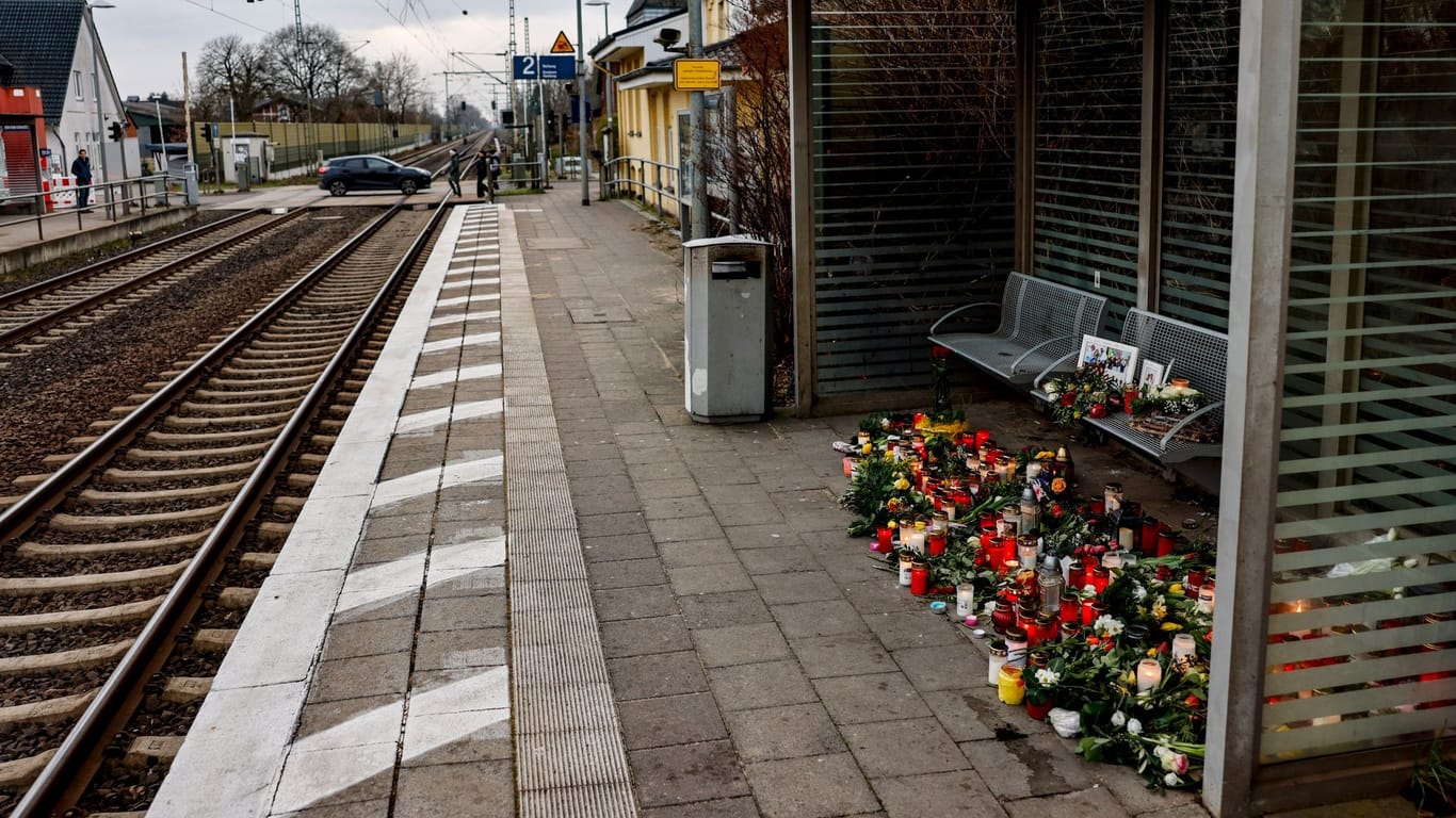 Blumen und Kerzen am Bahnhof in Brokstedt (Archivbild): Der mutmaßliche Messerstecher will sein Schweigen brechen.